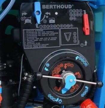 Запатентованный блок переключения прицепного опрыскивателя Berthoud Tracker 3200 S DPA